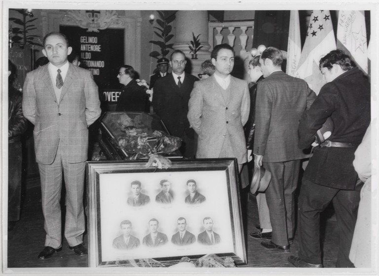 Gattatico-Reggio Emilia, 27-30 marzo 1970, Funerali di Alcide Cervi, camera ardente di Alcide nella Sala del Tricolore di Reggio Emilia, picchetto d'onore